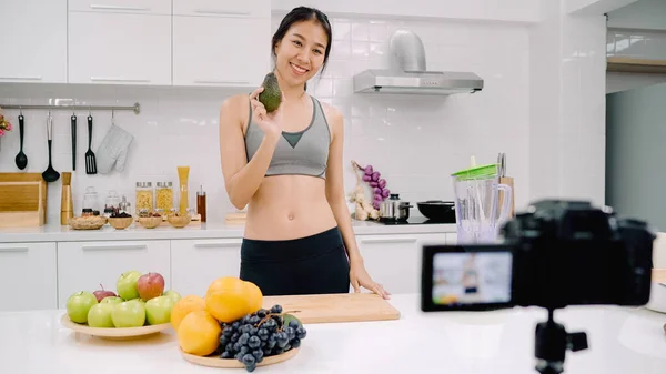 Sportsblogger Asiatisk Kvinne Som Bruker Kamera Til Lage Avokado Juice – stockfoto