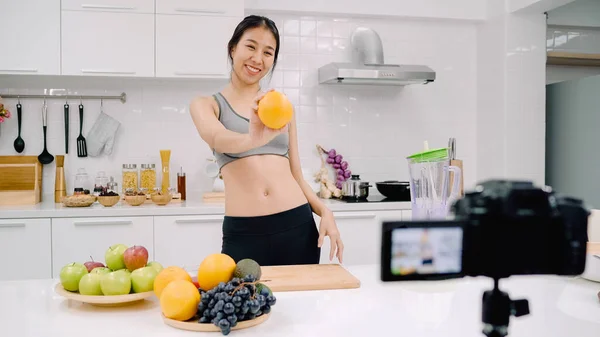 Sportsblogger Asiatisk Kvinne Som Bruker Kamera Til Lage Appelsinjuice Video – stockfoto