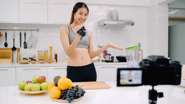 Sportsblogger Asiatisk Kvinne Som Bruker Kamera Til Lage Druejuice Video – stockfoto