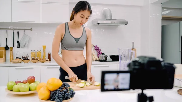 Sportsblogger Asiatisk Kvinne Som Bruker Kamera Til Lage Eplejuice Video – stockfoto