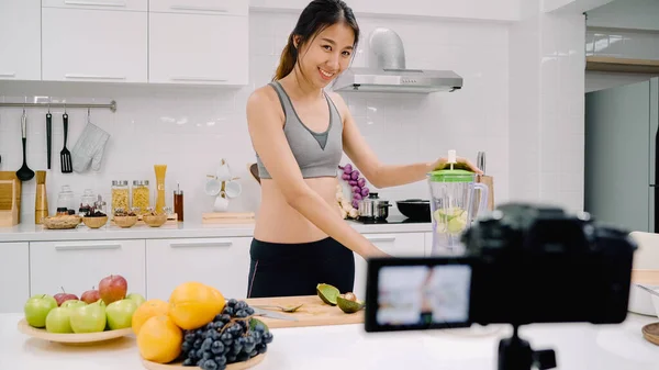 Sportsblogger Asiatisk Kvinne Som Bruker Kamera Til Lage Eplejuice Video – stockfoto