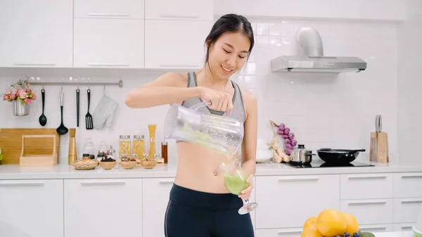 Sporty Asiatisk Kvinne Som Drikker Eplejuice Kjøkkenet Vakker Kvinne Sportsklær – stockfoto