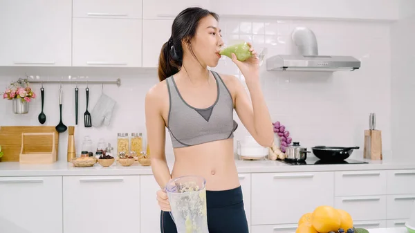 Sporty Asiatisk Kvinne Som Drikker Eplejuice Kjøkkenet Vakker Kvinne Sportsklær – stockfoto