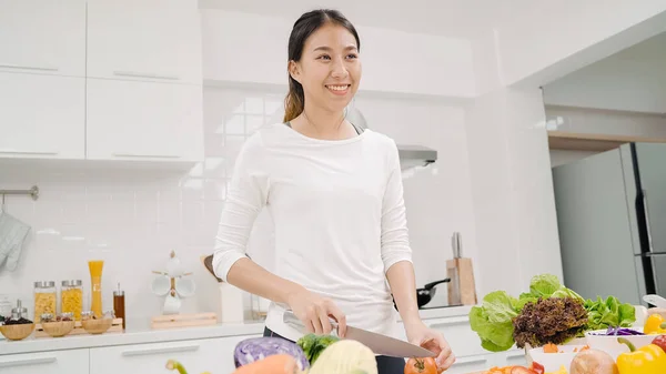 Nuori Aasialainen Nainen Tekee Salaattia Terveellistä Ruokaa Keittiössä Kaunis Nainen — kuvapankkivalokuva