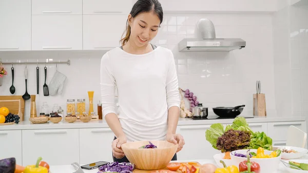 Ung Asiatisk Kvinne Som Lager Salat Sunn Mat Kjøkkenet Vakker – stockfoto