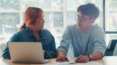 Dizüstü bilgisayar üzerinde çalışan Genç Asya yaratıcı takım toplantısı. İş adamı ve kadın görünümlü belge kağıt grubu, tartışmak ve yeni bir fikir düşünmek, iş durumu, modern ofis kavramı takım çalışması.
