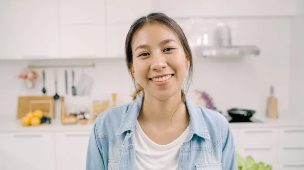 Nuoren Aasialaisen Latinonaisen Muotokuva Onnellisena Hymyilemässä Kotona Latino Tyttö Rentoutua — kuvapankkivalokuva