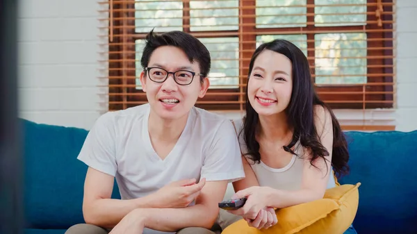 Couple Asiatique Regardant Télévision Dans Salon Maison Couple Doux Profiter — Photo