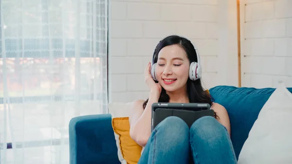 Mujer Asiática Escuchando Música Usando Tableta Mujer Usando Tiempo Relax —  Fotos de Stock