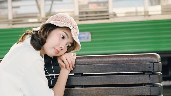 Mulher Asiática Adolescente Feliz Ouvindo Música Com Fones Ouvido Esperando — Fotografia de Stock