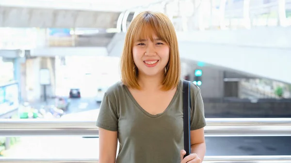 Houkutteleva Nuori Hymyilevä Aasialainen Nainen Ulkona Muotokuva Kaupungin Todellisia Ihmisiä — kuvapankkivalokuva
