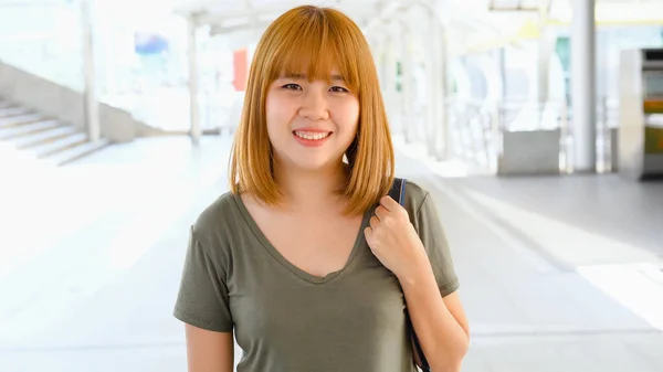 Houkutteleva Nuori Hymyilevä Aasialainen Nainen Ulkona Muotokuva Kaupungin Todellisia Ihmisiä — kuvapankkivalokuva