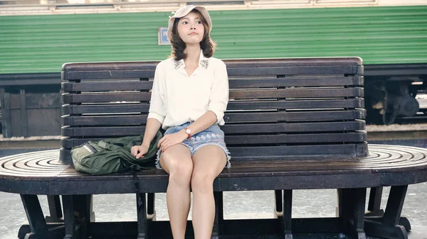 Mulher Asiática Feliz Esperando Trem Estação Trem Para Viajar Verão — Fotografia de Stock