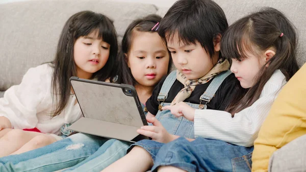 一群在教室里使用平板电脑的儿童 多民族的男孩和女孩在小学时乐于使用技术学习和玩游戏 儿童使用技术进行教育概念 — 图库照片