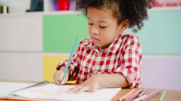 Afrikaanse Kinderen Tekenen Doen Huiswerk Klas Jong Meisje Gelukkig Grappig — Stockfoto