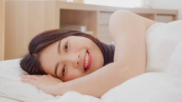 Asiatisk Kvinne Som Smiler Sengen Soverommet Vakker Japansk Kvinne Som – stockfoto