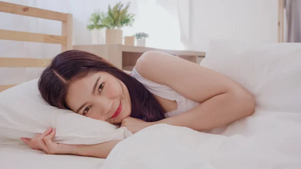 Wanita Asia Tersenyum Berbaring Tempat Tidur Wanita Jepang Yang Cantik — Stok Foto