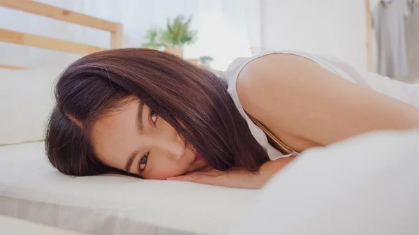 Asian Woman Smiling Lying Bed Bedroom Beautiful Japanese Female Using — Stock Photo, Image