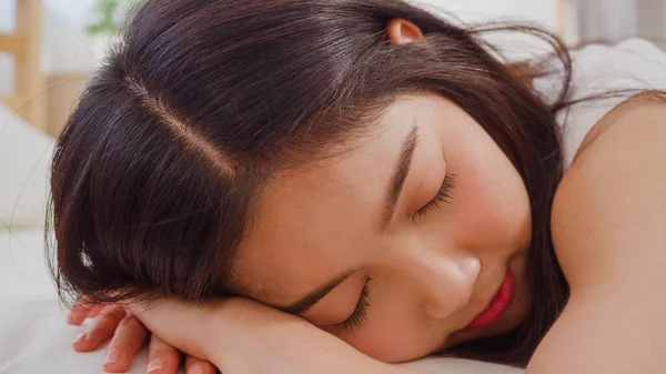 Mulher Asiática Sonhando Enquanto Dormia Cama Quarto Bela Mulher Japonesa — Fotografia de Stock