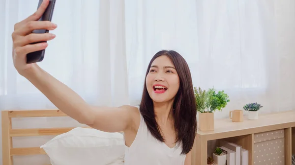 Ung Asiatisk Tenåringskvinne Vlog Hjemme Kvinne Bruker Smarttelefon Til Lage – stockfoto