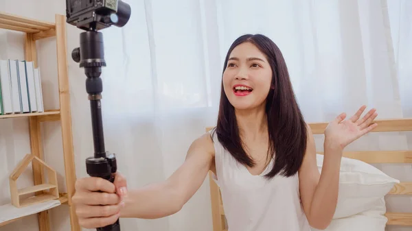 Ung Asiatisk Tenåringsjente Vlog Hjemme Kvinner Som Bruker Kamera Til – stockfoto