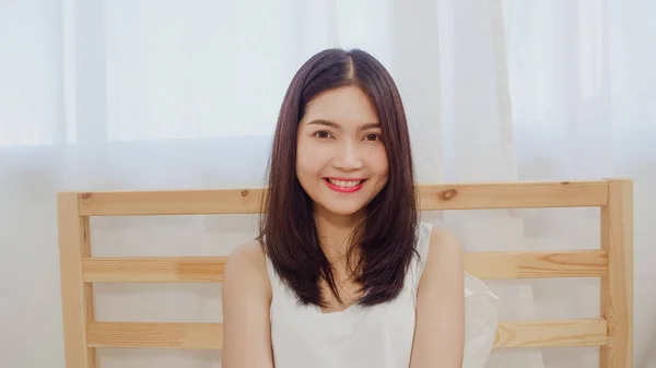 Tiener Aziatische Vrouw Voelt Zich Gelukkig Glimlachen Zoek Naar Camera — Stockfoto