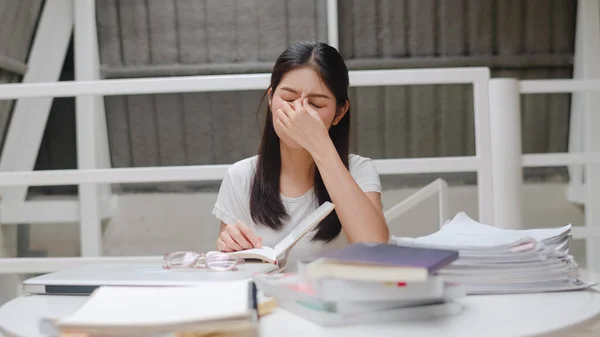 Asiatiske Studenter Leser Bøker Biblioteket Ung Student Stresstrete Jenter Har – stockfoto