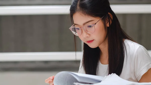 Asiatiske Studenter Leser Bøker Universitetet Ungdomsjente Gjør Lekser Leser Lærebok – stockfoto