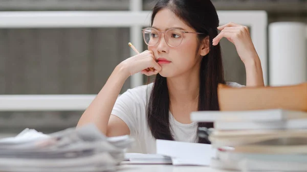 Asiatiske Studenter Leser Bøker Biblioteket Ung Student Stresstrete Jenter Har – stockfoto