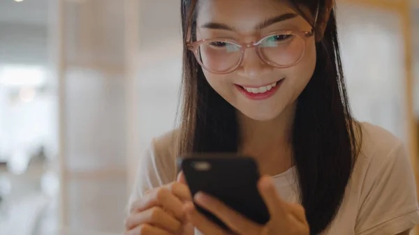 Freelance Aasian Naiset Käyttävät Matkapuhelinta Toimistossa Nuori Japanilainen Aasialainen Tyttö — kuvapankkivalokuva
