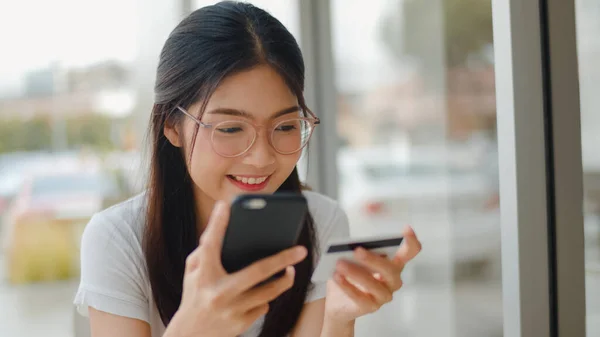 Freelance Aasian Naiset Verkkokaupoissa Kahvilassa Nuori Aasia Tyttö Käyttää Matkapuhelinta — kuvapankkivalokuva