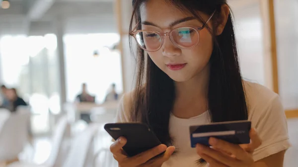 Freelance Aasian Naiset Verkkokaupoissa Toimistossa Nuori Japanilainen Aasia Tyttö Käyttää — kuvapankkivalokuva
