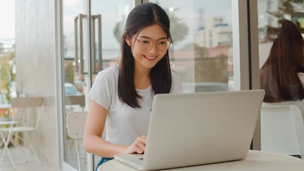 Frilans Asiatiske Kvinner Som Jobber Med Laptop Kaffebar Young Asia – stockfoto