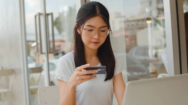 Freelance Aasian Naiset Verkkokaupoissa Kahvilassa Nuori Aasia Tyttö Käyttää Kannettavaa — kuvapankkivalokuva