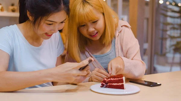 Joven Amigo Alegre Asia Usando Teléfono Tomando Una Fotografía Comida —  Fotos de Stock