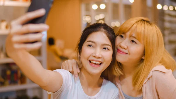 Wesoły Młody Przyjaciel Azji Klikając Selfie Pomocą Telefonu Komórkowego Kawiarni — Zdjęcie stockowe