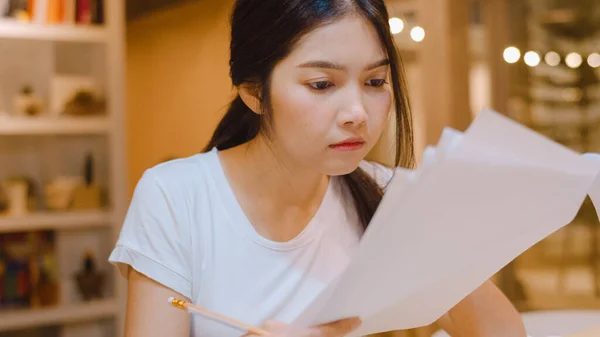 Aasialainen Opiskelija Naiset Lukevat Kirjoja Kirjastossa Yliopistossa Nuori Perustutkintoa Tyttö — kuvapankkivalokuva