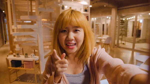 Blogger Aziatische Vriendelijke Vrouwen Influencer Zwaaien Hand Kijken Naar Camera — Stockfoto