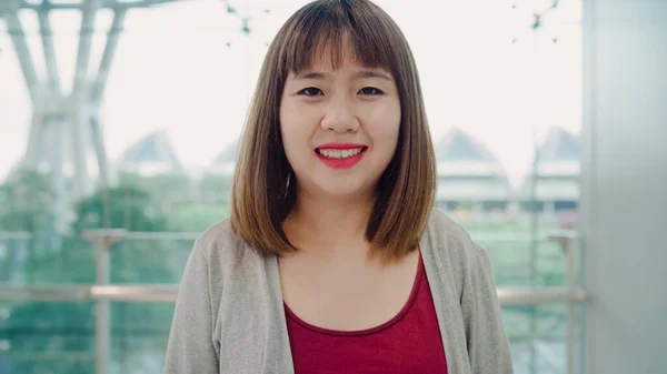 Muotokuva Iloinen Rento Onnellinen Nuori Aasialainen Nainen Kansainvälisellä Lentokentällä Hymyilee — kuvapankkivalokuva