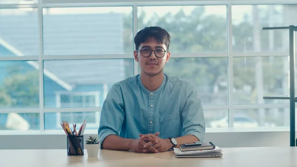 Młody Azjatycki Twórca Uśmiechający Się Biurze Biznes Mężczyzna Szczęśliwy Relaks — Zdjęcie stockowe