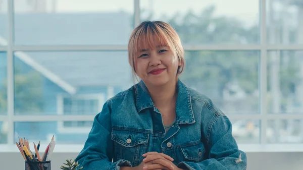 Nuori Aasialainen Luova Nainen Hymyilee Virassa Business Naaras Onnellinen Rentoutua — kuvapankkivalokuva