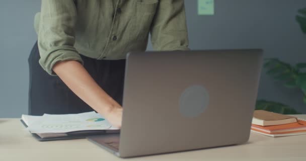 Close Jovem Asiática Senhora Freelance Foco Trabalho Finanças Gráfico Conta — Vídeo de Stock