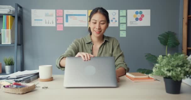 Freelancer Jovem Ásia Senhora Casual Usar Computador Portátil Aberto Pronto — Vídeo de Stock