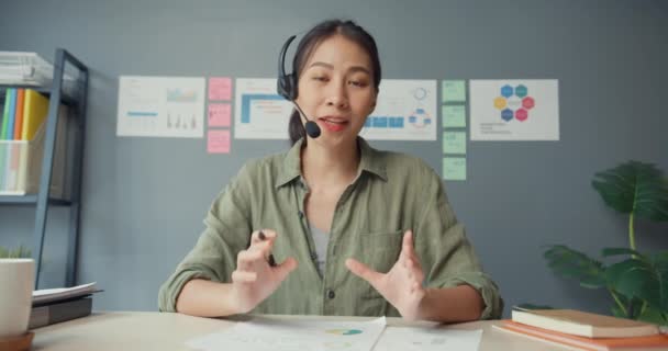 Asien Affärskvinna Med Bärbar Dator Prata Med Kollegor Planen Videosamtal — Stockvideo