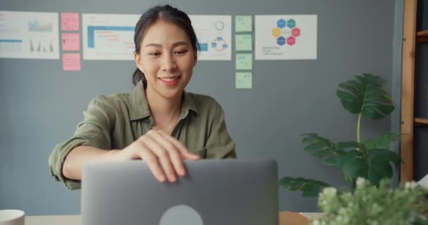 프리랜서 아시아의 여성은 사무실에서 데스크 작업을 준비가 노트북 컴퓨터를 집에서 — 비디오