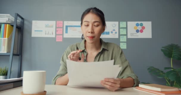 Dizüstü Bilgisayar Kullanan Asyalı Kadını Oturma Odasından Çalışırken Arkadaşlarıyla Görüntülü — Stok video