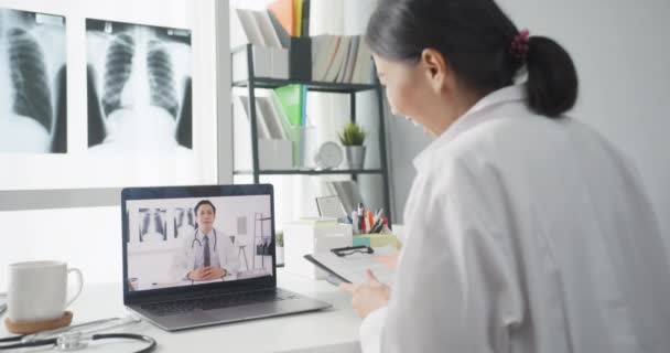 Unga Asien Dam Läkare Vit Medicinsk Uniform Med Laptop Talar — Stockvideo