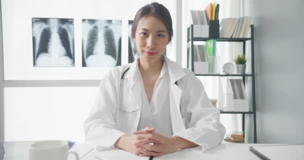 Fiduciosa Giovane Asiatica Medico Donna Uniforme Medica Bianca Con Stetoscopio — Video Stock