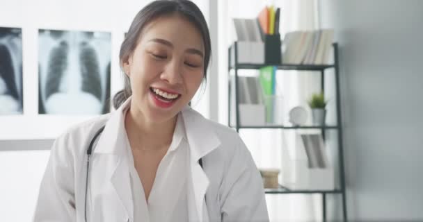 Steteskoplu Beyaz Üniformalı Genç Asyalı Doktor Hastanedeki Klinikteki Bir Hastayla — Stok video