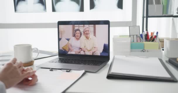 Junge Asiatische Ärztin Weißer Arztuniform Mit Stethoskop Computer Laptop Telefoniert — Stockvideo